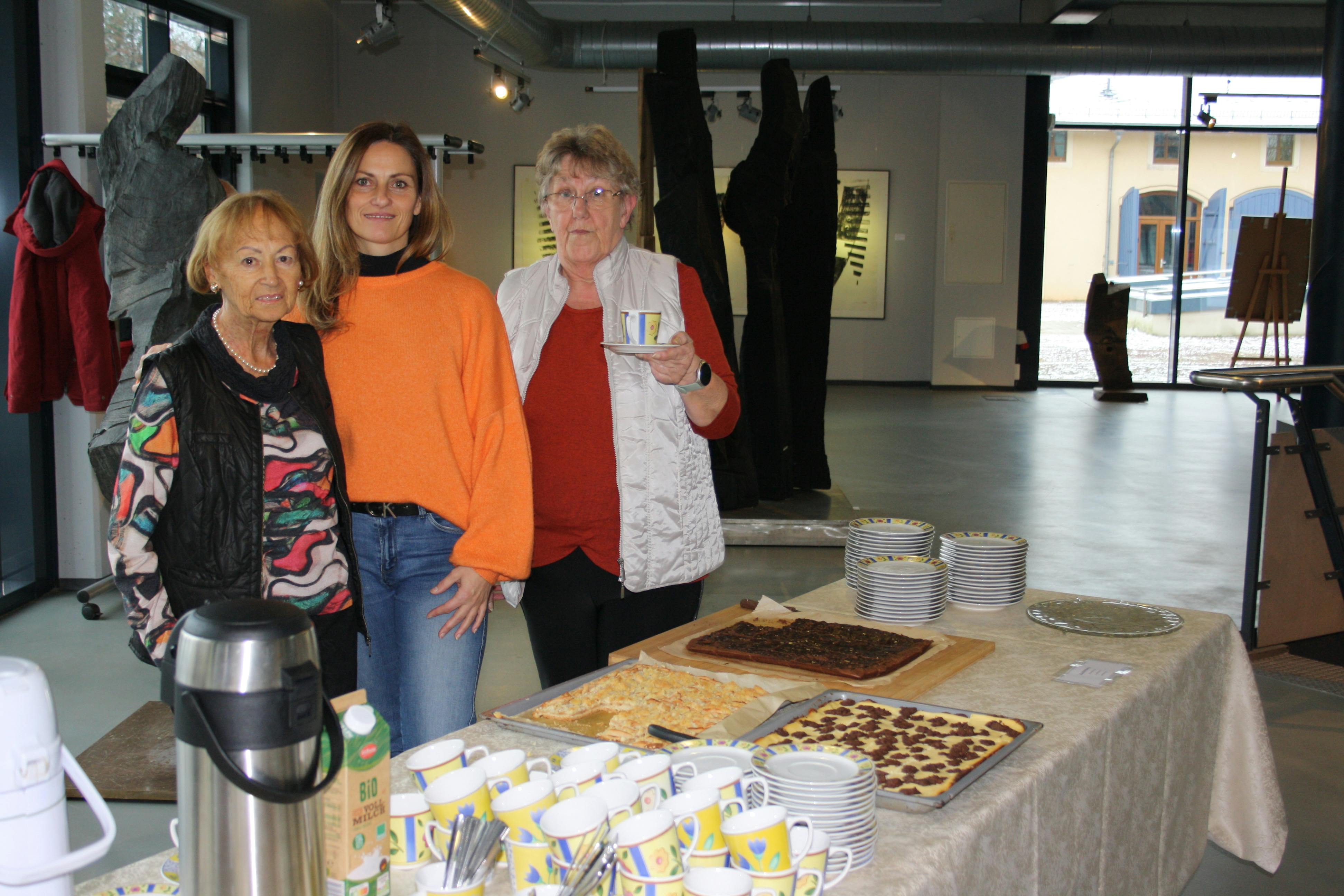 Mitglieder vom Geschichtsverein kümmerten sich um Kaffee und Kuchen